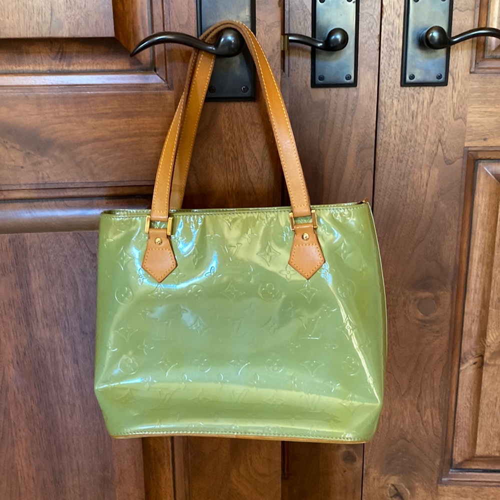 Louis Vuitton handbag with certificate of authenticity. Like new.